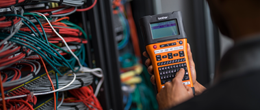 Netwerkinstallatie met Brother PT-E560BTVP labelprinter en datakabels