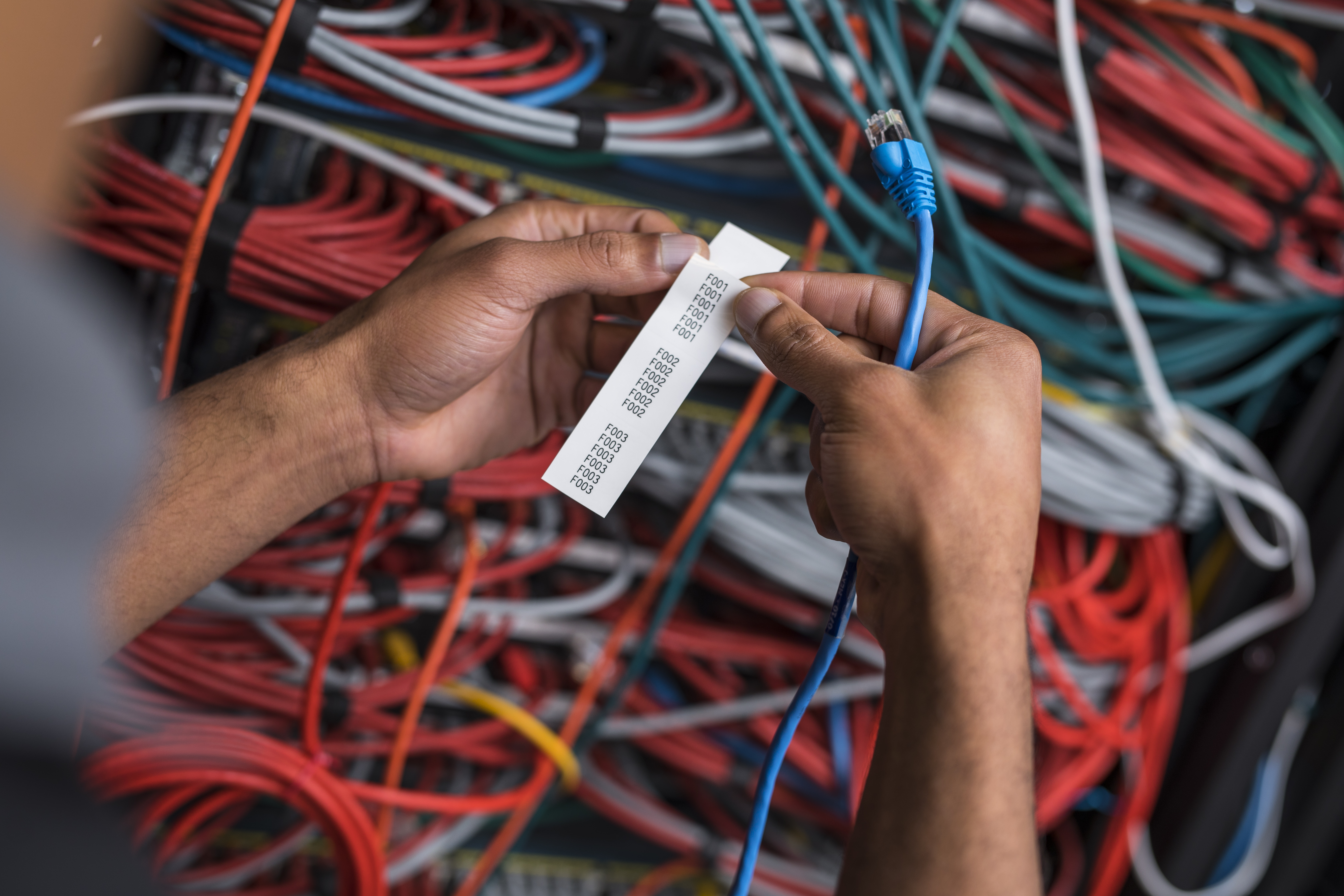 Elektriciens gebruiken een labelprinter Brother PTE560BTVP voor datakabels